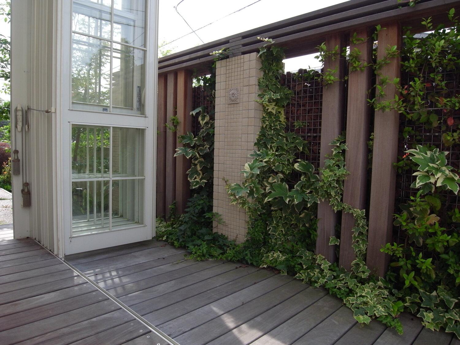 おしゃれで手入れのいらない庭をデザインする川越市のアークふくしまがLIXILのガーデンルームを施工しました。