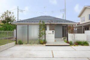 川越市の和風モダンな平屋と門塀の外構全景