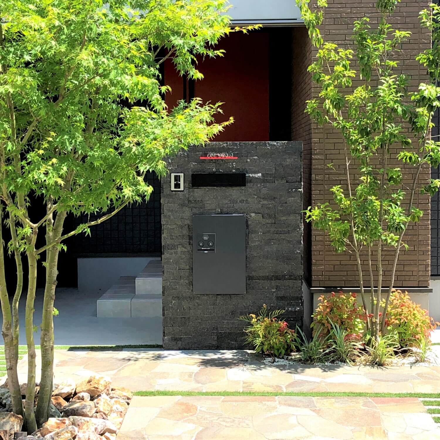 石の門柱がモダン住宅に重厚感を足しています。川越市のアークふくしまは自然素材で外構をデザインしました。
