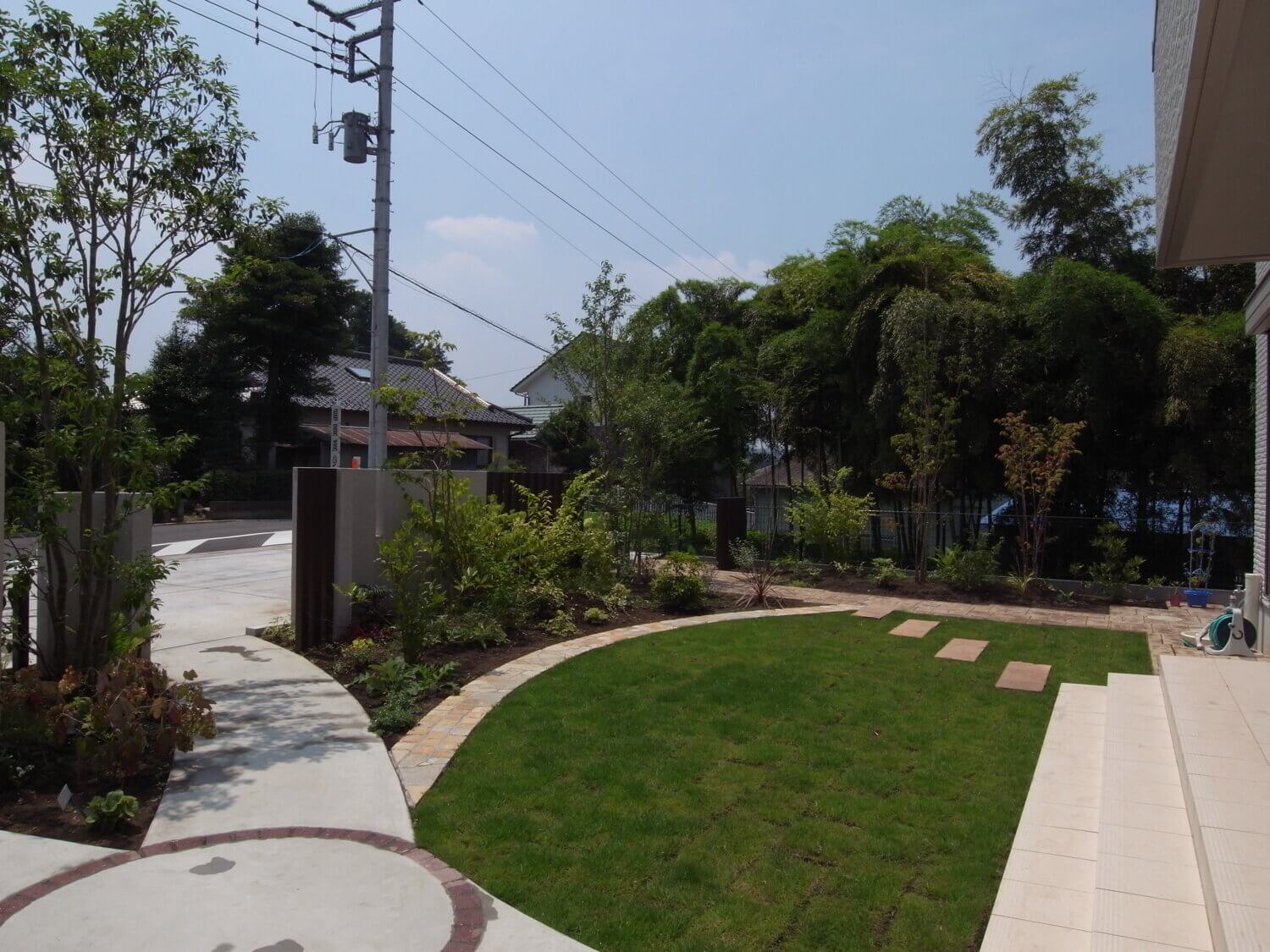 広いお庭は芝生と天然石でデザイン。川越市のアークふくしまが素材にこだわった庭です。