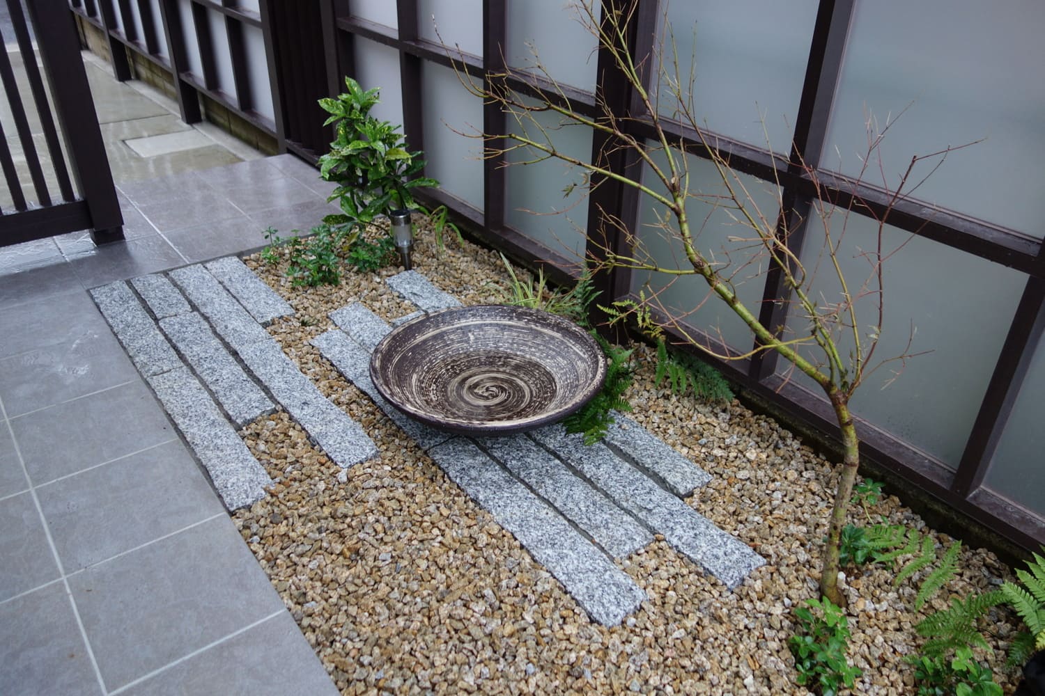 自然石を使った坪庭を室内から眺めるひとときが楽しみです。