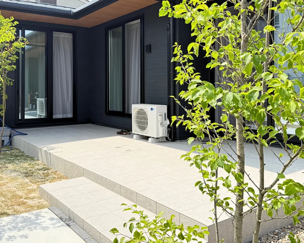 川越市の新築外構・L型の建物に合わせて設けた広いタイルデッキ。子育て世代の家族がのびのびと過ごせるタイルデッキスペース。