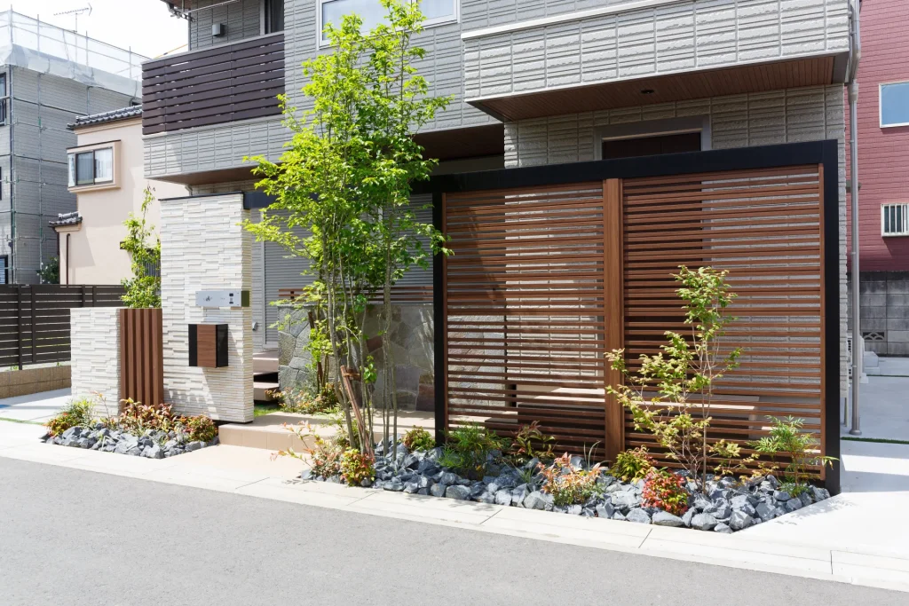 坂戸市の新築外構。LIXILプラスGゲートと自然石貼りの塀、横格子Gスクリーンを組み合わせた受賞ファサードの全景。
