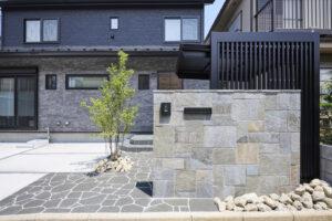 諏訪鉄平石の門柱とアルミ格子を組み合わせた和モダンな門まわりの施工事例（受賞作品）