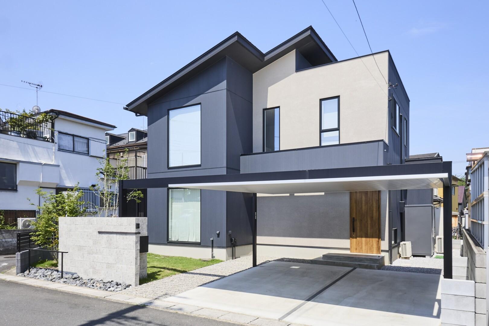 モダンな住宅とカーポートSCの梁延長が印象的な外構全景カーポート川(坂戸市)