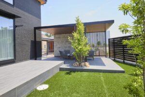 GルーフとプラスGスクリーンで囲われた、スタイリッシュなタイルテラス空間