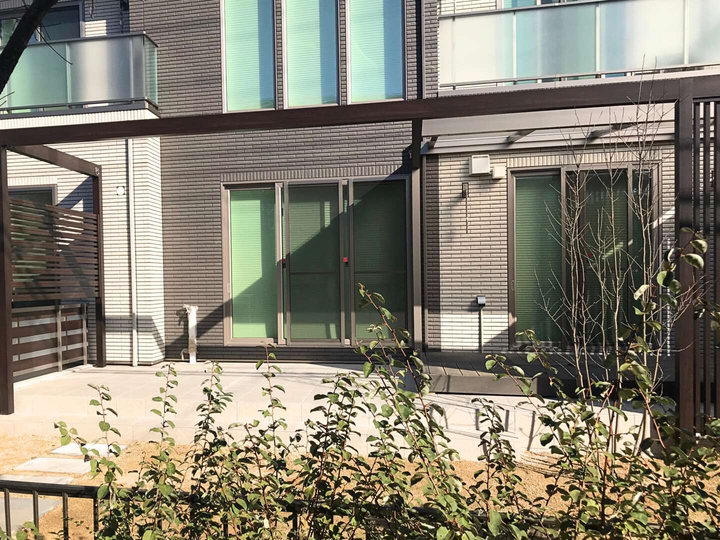 ウッドデッキとタイルデッキを組み合わせた多機能な庭。