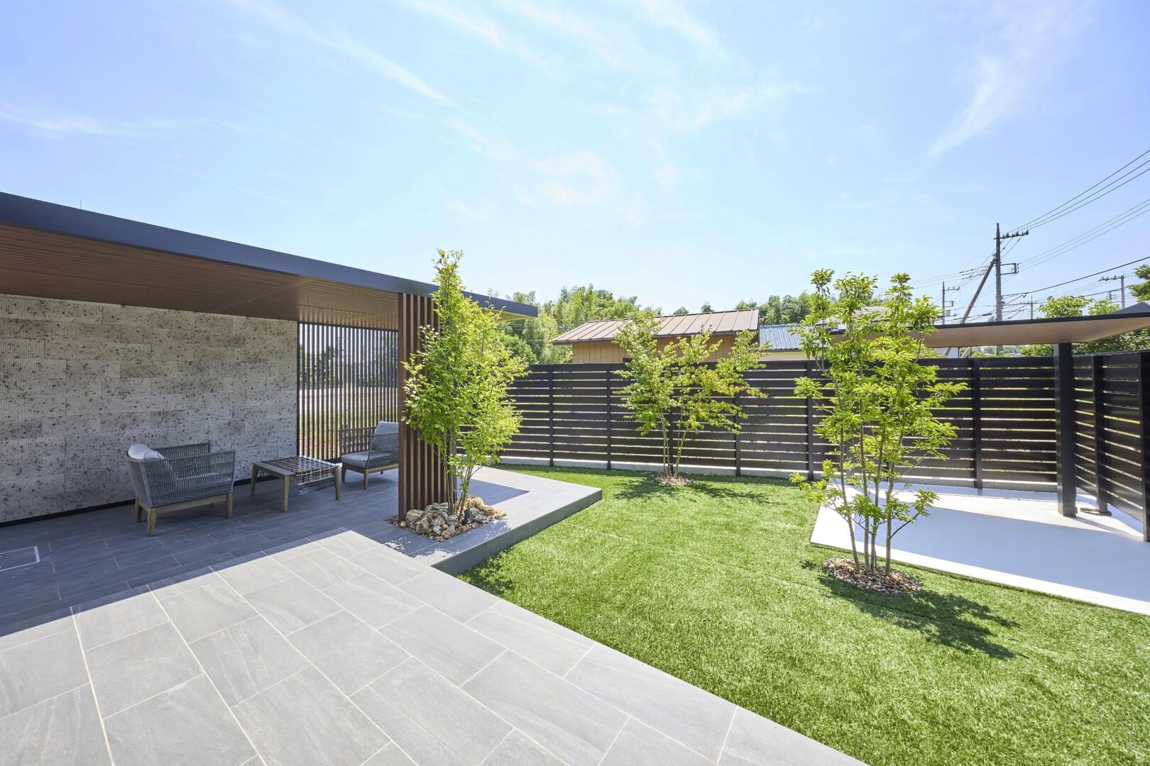 GルーフとプラスGスクリーンで囲われた、スタイリッシュなタイルテラス空間(施工後)