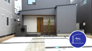 スタンプコンクリートのアプローチと自然石の浮き階段が調和したモダンな外構全景