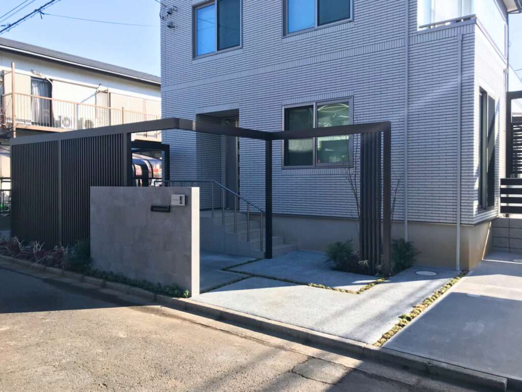 L字構造を取り入れて空間の広がりを演出したアプローチ周りの施工例