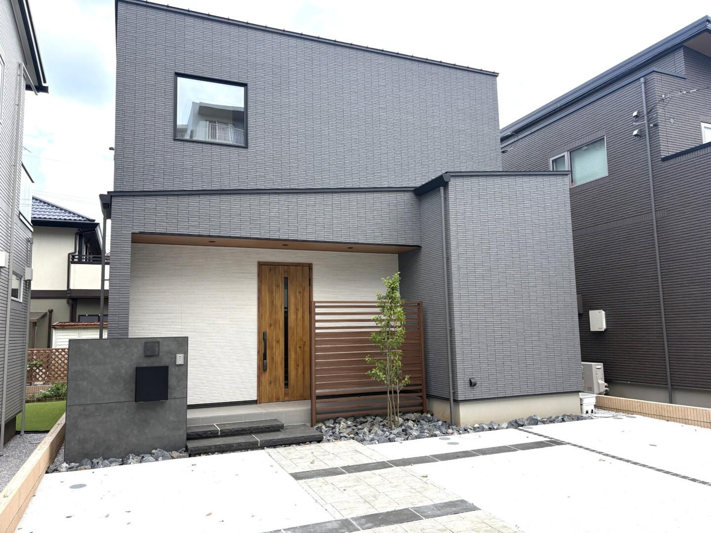 タカショーのエバーアートボードを採用した意匠性の高い門柱と機能的な置き配スペース