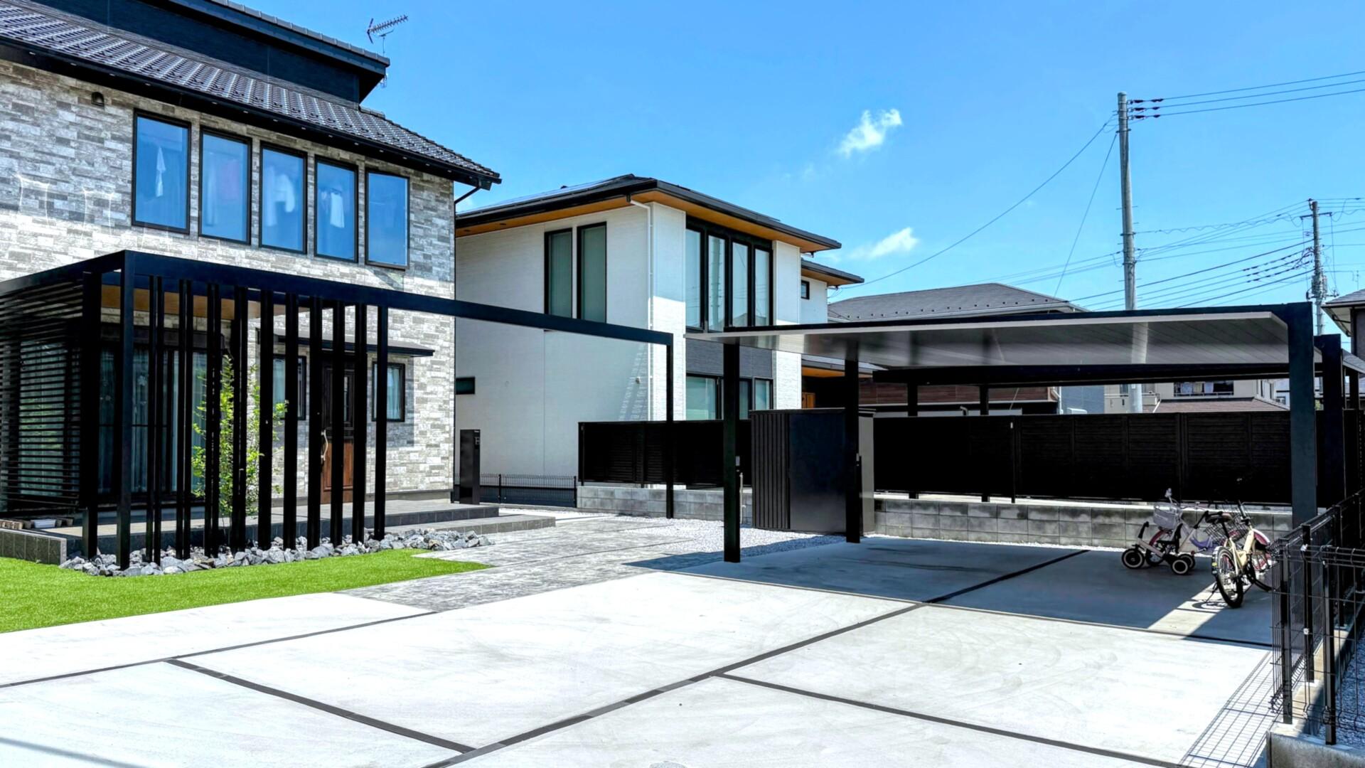 住宅と調和するカーポートSC。直線的で美しい屋根ラインが建物全体に統一感を与えている