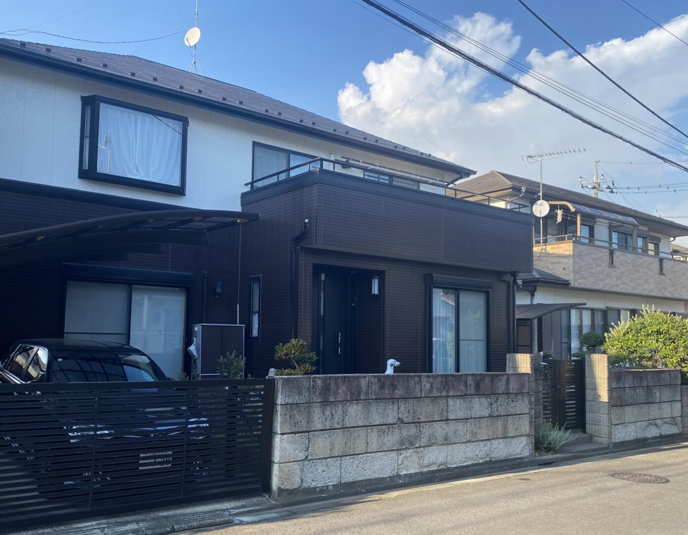昔ながらの大谷石塀と門柱が残るリフォーム前の外構の様子車庫側(川越市)
