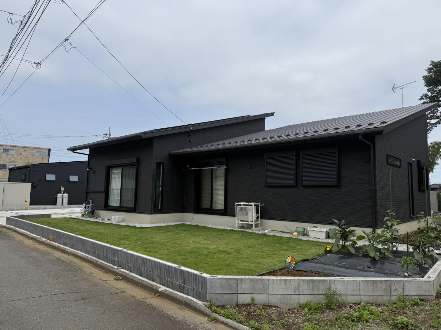 人工芝と家庭菜園スペースのある坂戸市の庭まわり