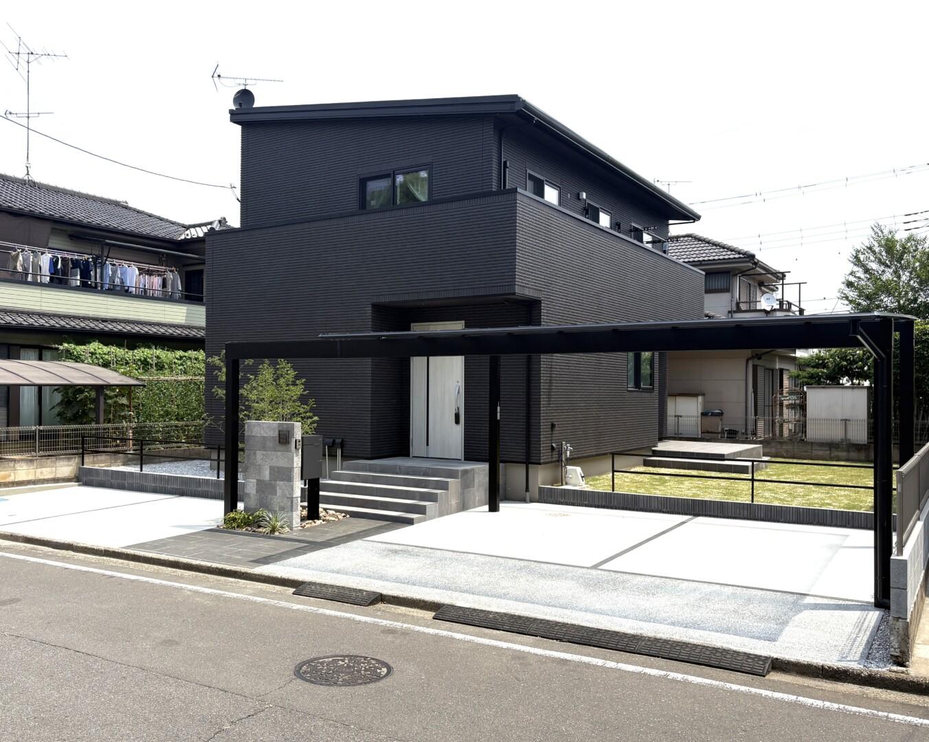黒い外壁の一条工務店住宅とスタイリッシュな新築外構
