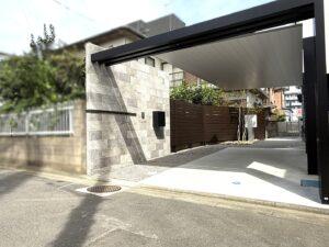 おしゃれな大壁とプラスGアーチで構成されたモダンなファサード（川越市 旗竿地の外構）