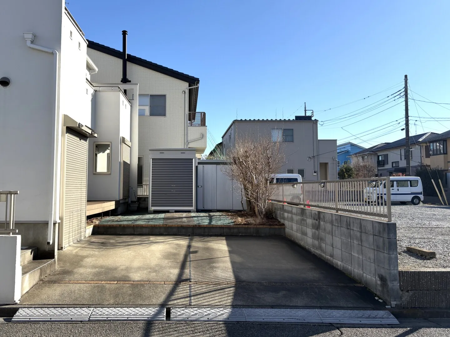 施工前の庭と駐車スペース(駐車スペースの後ろがでっどすぺーすになっており雑草対策も大変な状態)