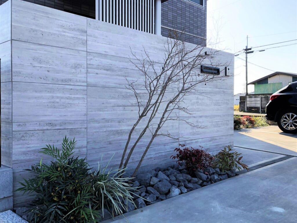 アークふくしまのデザインしたコンクリート調の門柱は植栽との相性がいい。