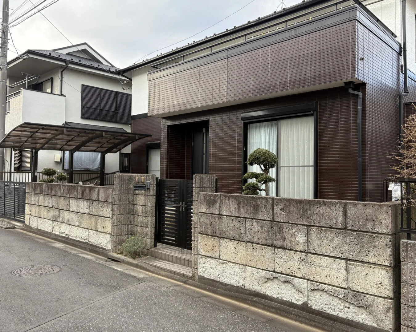 昔ながらの大谷石塀と門柱が残るリフォーム前の外構の様子（川越市）