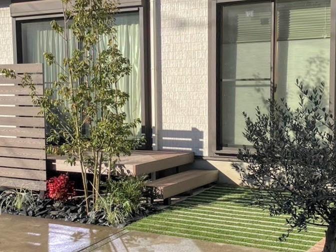 川越市のおしゃれな外構を提案するアークふくしまが人工芝と天然石の庭を創りました。