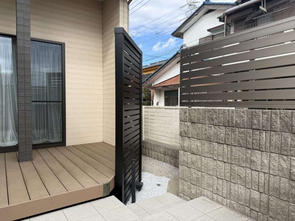 既存ウッドデッキと三協アルミ「クロススタイル」を組み合わせ、室内への視線をカットする工夫(リビング側)