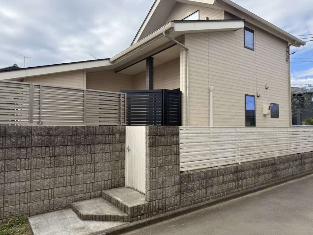 既存ウッドデッキと三協アルミ「クロススタイル」を組み合わせ、室内への視線をカットする工夫(外観)