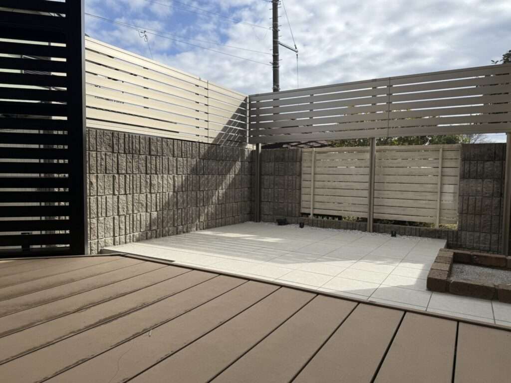 強度を考慮した多段支柱による目隠しフェンス施工。外部からの視線をしっかり遮断