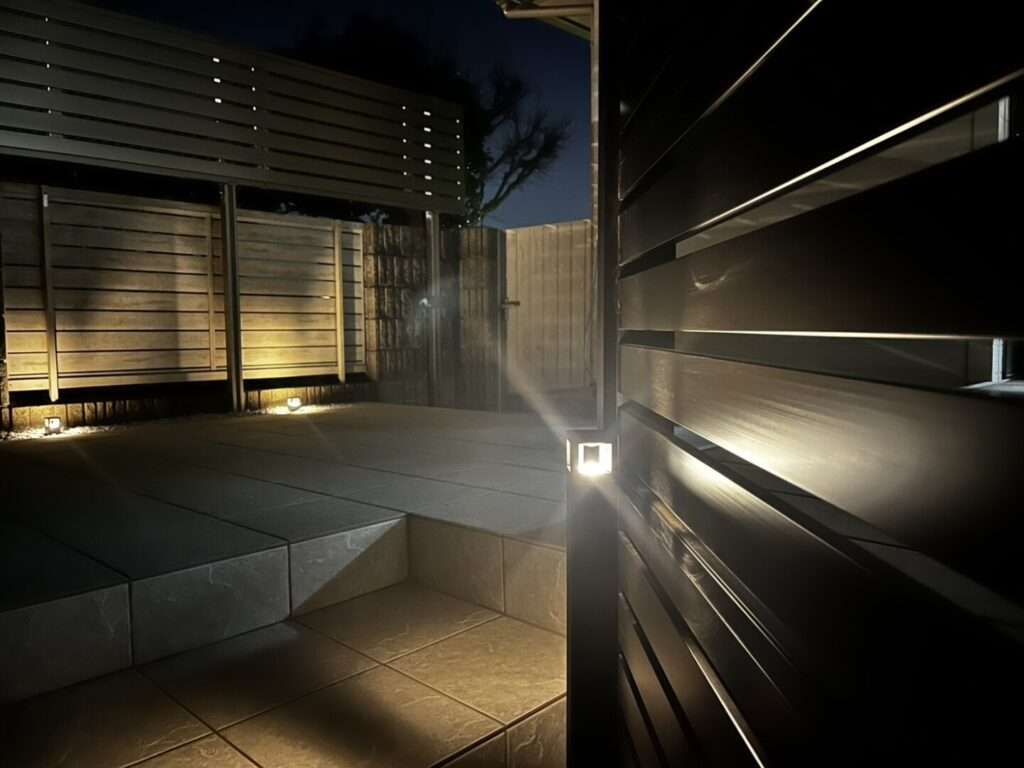 明るい色のタイルデッキの階段がライトに照らされている夜景