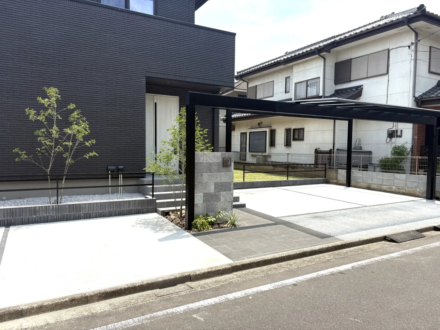 三協アルミスカイリード梁延長タイプのカーポートの存在感とシンプルでモダンなアプローチが一条工務店の建物に調和した新築外構