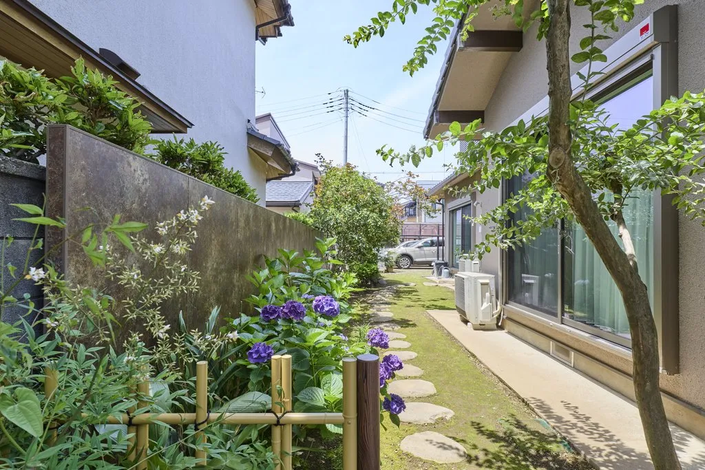 中庭を囲むタカショーアートボードの目隠し