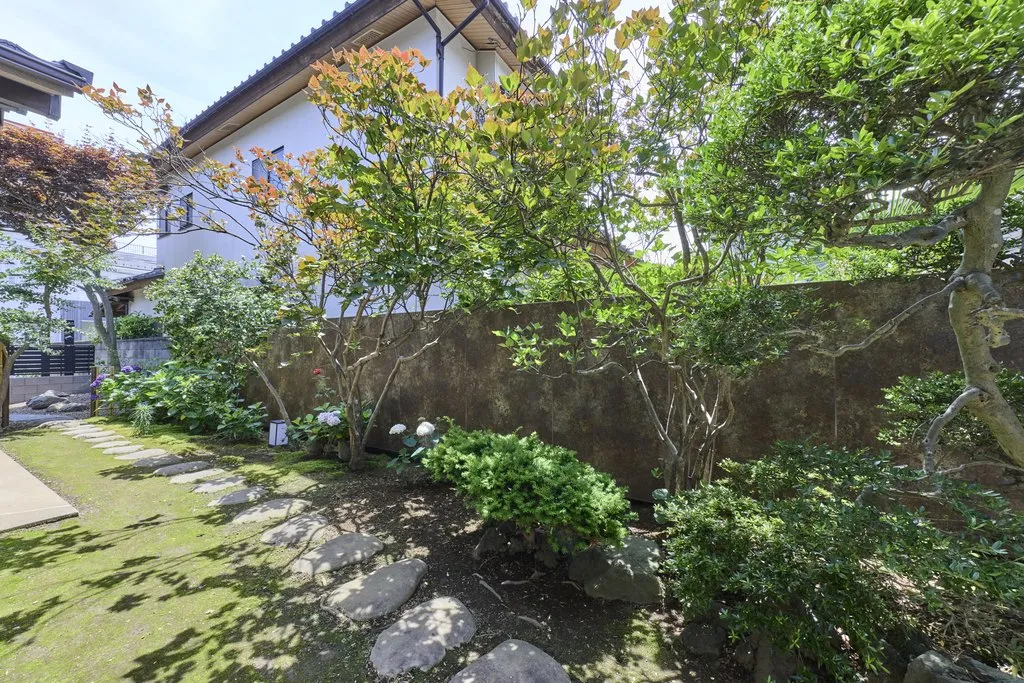アートボードと植栽で整えた、室内からの眺め
