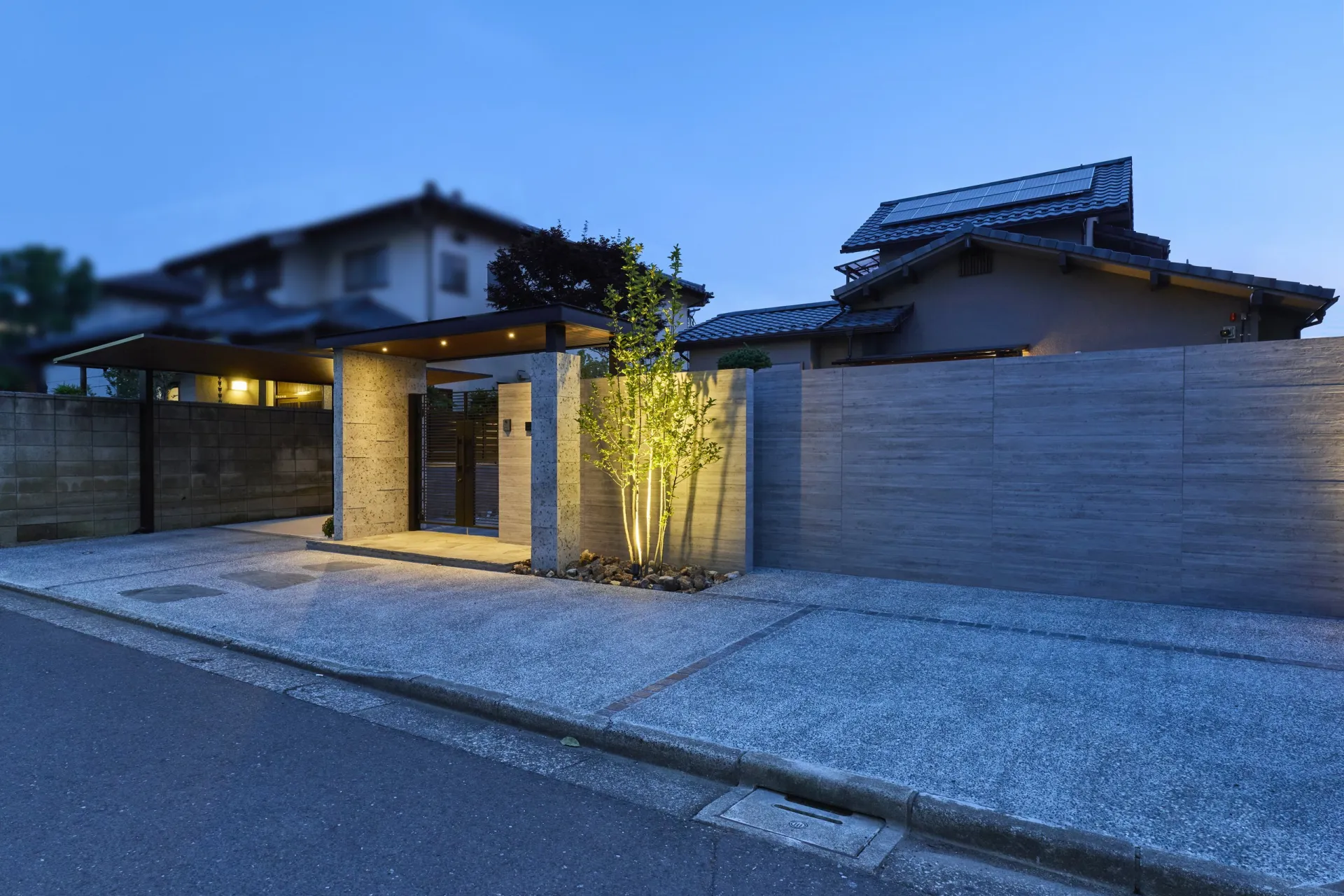 照明で景観と防犯性を高めた、夜の外観