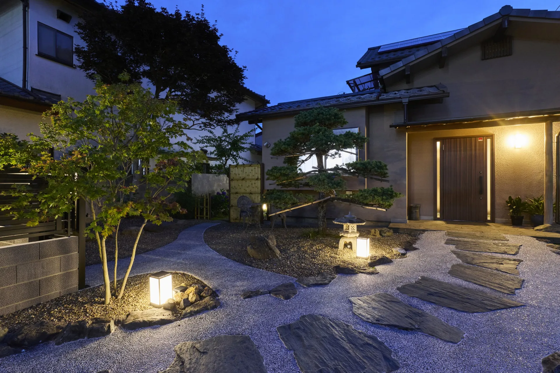 植栽灯に照らされた夜の園路