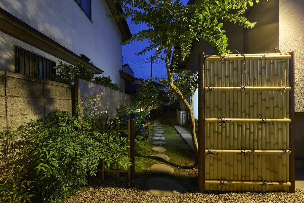 夜の中庭の佇まい。