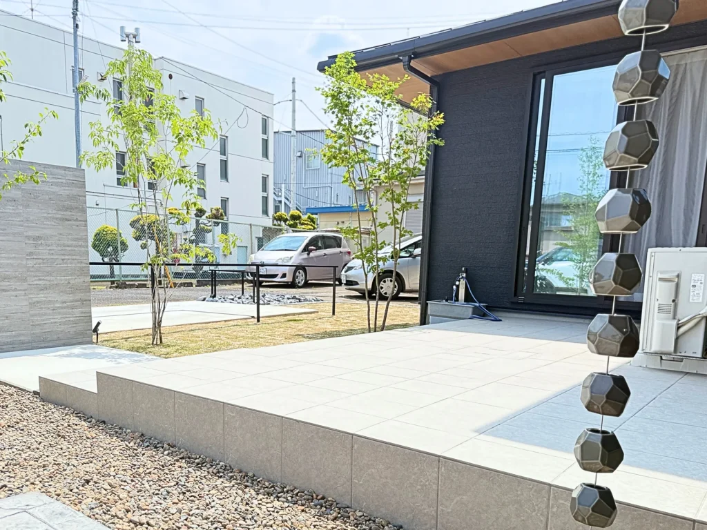 タイルデッキからの眺め。植栽や芝生があたたかみをプラス