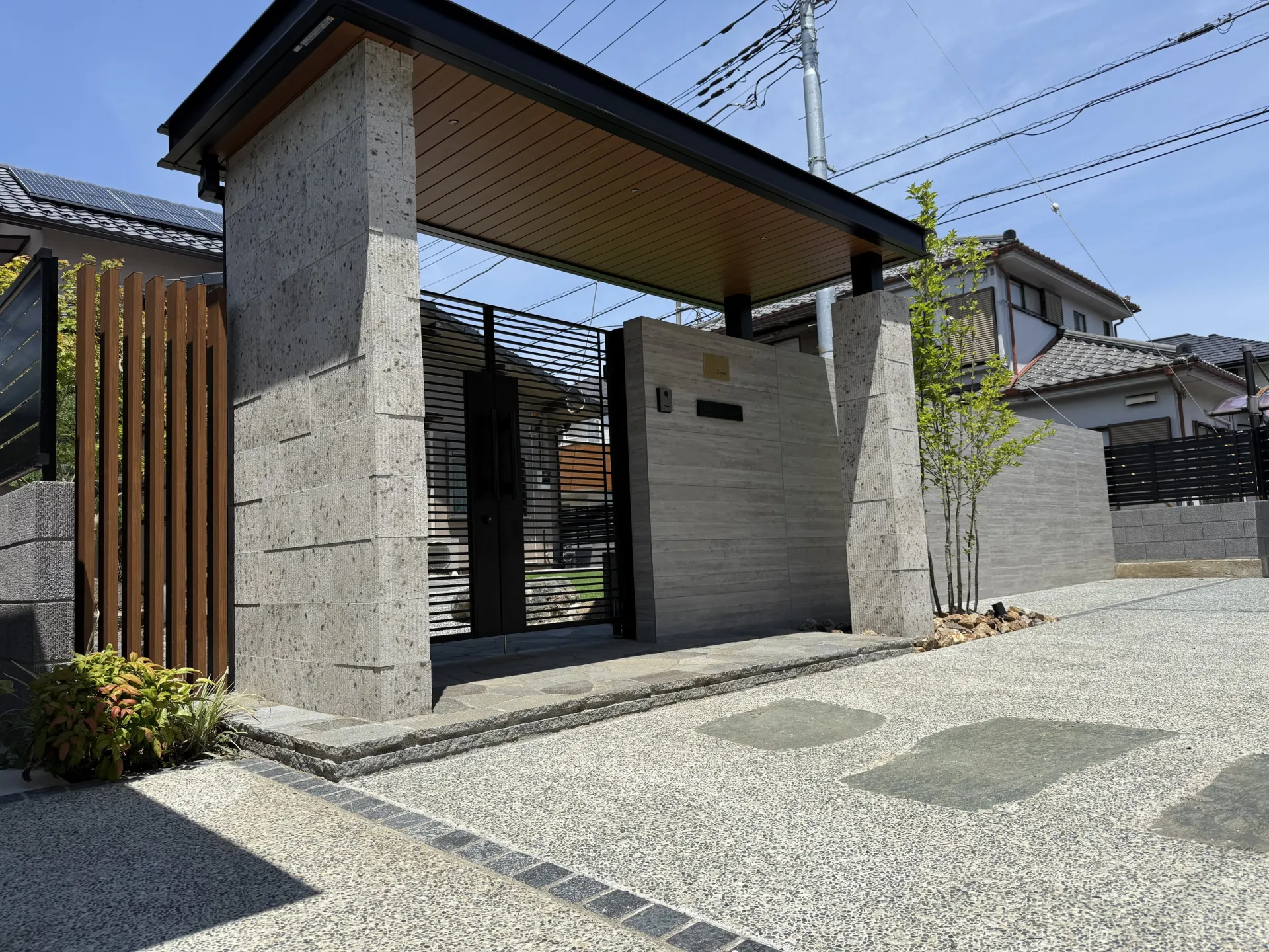 大谷石調のLIXILストーンタイプコレクションを張ったアーチの柱まわり