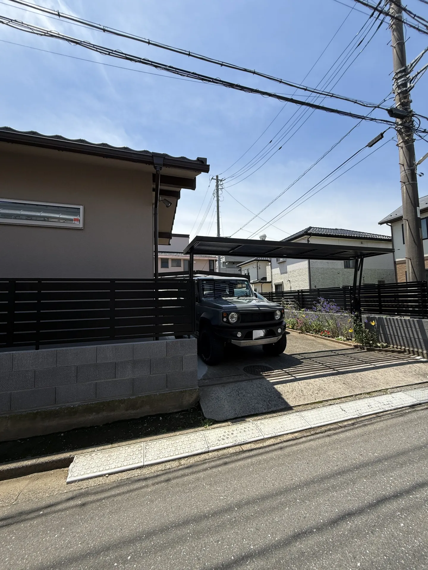リモコンで開閉できる電動オーバードアの車庫