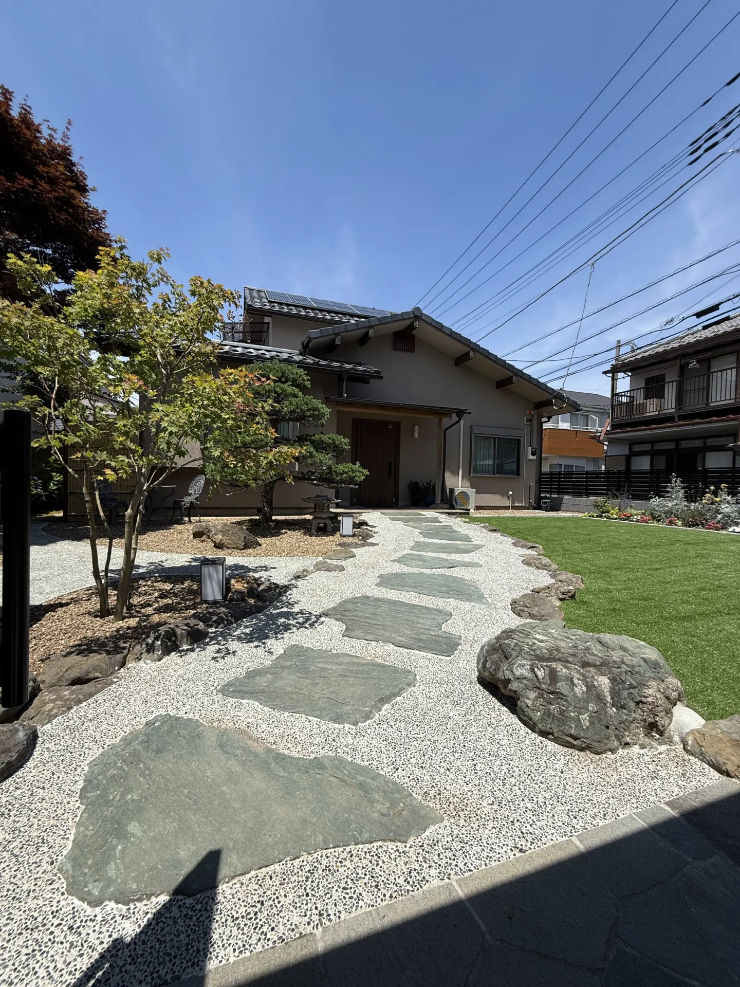 洗い出しで雑草対策をした、和の佇まいのお庭
