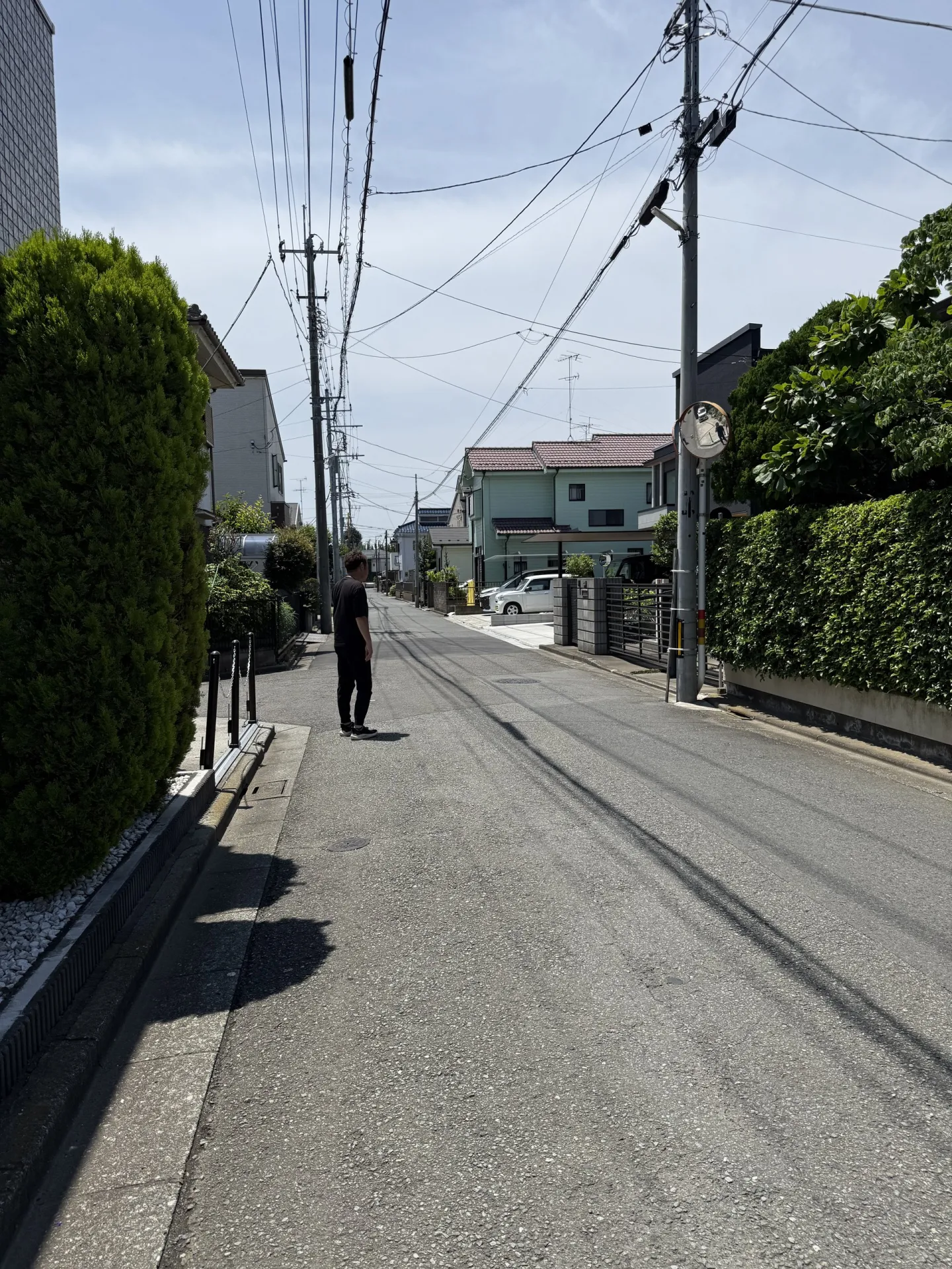 現場を確認する社長のアップ
